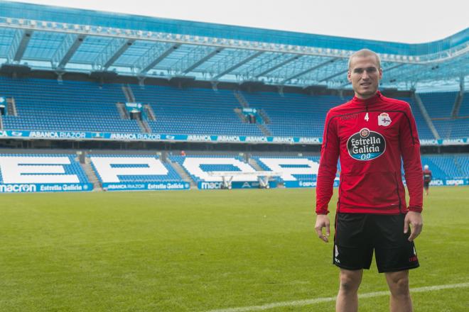 Álex Bergantiños, entrevistado por ElDesmarque en Riazor (Foto: Iris Miquel).