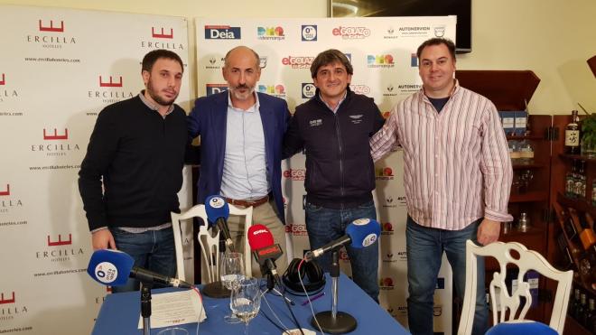 Los periodistas Aitor Martínez, Asís Martín y JM Monje junto al candidato Aitor Elizegi