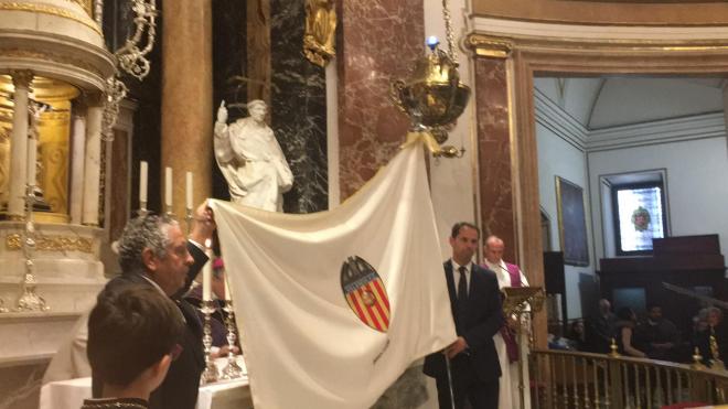 El Valencia bendice la nueva bandera del Centenario