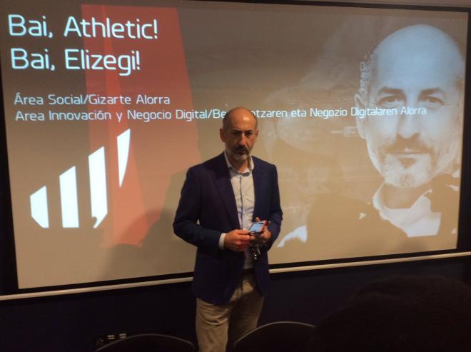 El por entonces candidato Aitor Elizegi presentaba las novedades que plantea en el área social del club