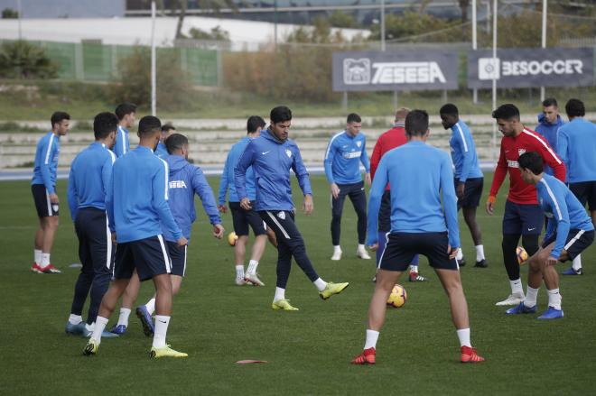 Los jugadores, en uno de los rondos de este jueves.