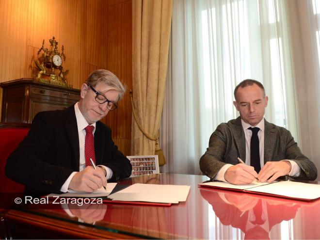 Pedro Santisteve y Christian Lapetra firman el acuerdo (Foto: Tino Gil/Real Zaragoza).