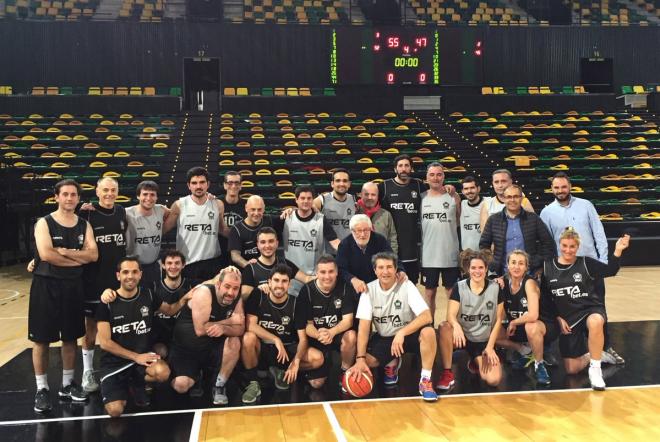 Foto de grupo tras el apurado marcador en la patxanga entre club y prensa en el Bilbao Arena