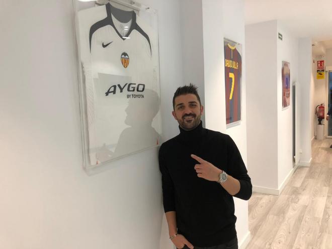 Villa con su primera camiseta del Valencia CF
