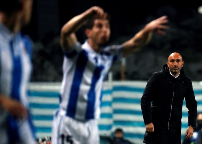 El entrenador del Deportivo Alavés, Abelardo Fernández, sigue atentamente un saque de banda la Real Sociedad (Foto: EFE).