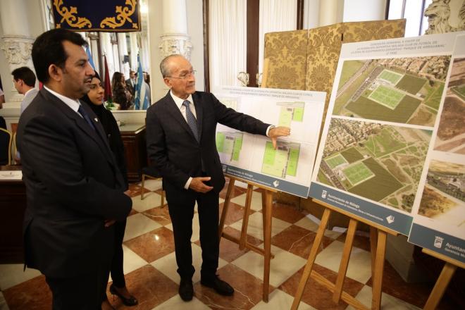 Al-Thani y el alcalde, con los planos de La Academia.