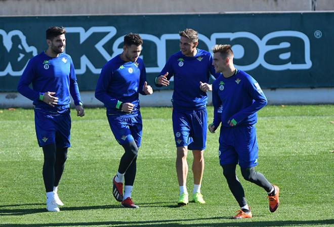 Varios jugadores del Betis en el entrenamiento de este viernes (Foto: Kiko Hurtado).