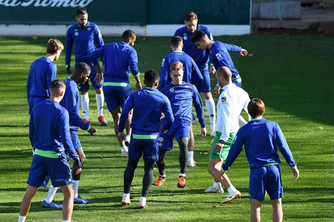 Varios jugadores del Betis en el entrenamiento de este viernes (Foto: Kiko Hurtado).