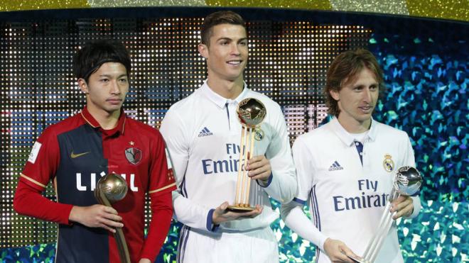 Gaku Shibasaki recibe el Balón de bronce del Mundial de Clubes junto a Cristiano Ronaldo y Luka Modric tras la final en la que el Real Madrid se impuso por 4-2 al Kashima Antlers.