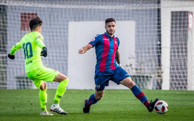 Genís trata de sacar el balón desde atrás. (Foto: Levante UD)