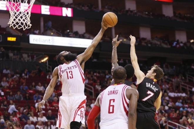 James Harden en el partido contra Miami Heat