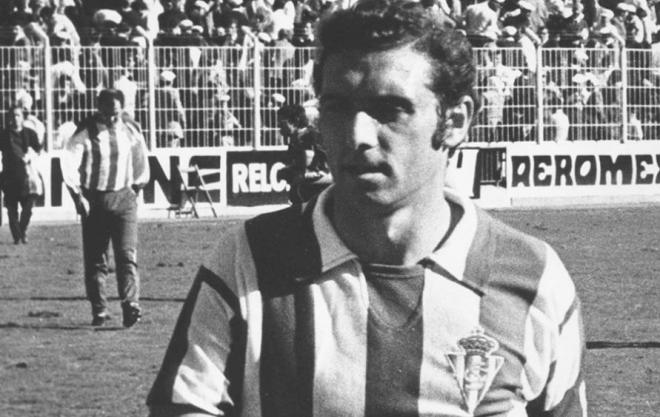 Enrique Castro Quini en uno de sus primeros encuentros con el Sporting de Gijón.