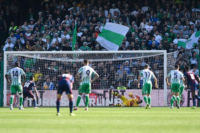 Pau López no pudo detener el penalti de Orellana (Foto: Kiko Hurtado).