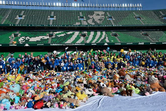 Imagen de los peluches recogidos tras el partido (foto: Kiko Hurtado).