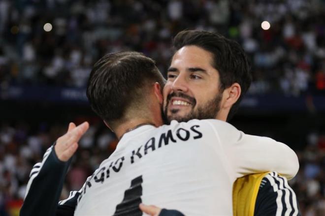 Sergio Ramos e Isco se abrazan tras el gol del central en la final del Mundial de Clubes.