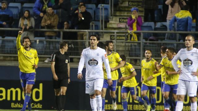El Cádiz celebra un gol ante la resignación del Deportivo.