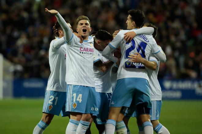Los jugadores del Real Zaragoza celebran un gol esta temporada (Foto: Dani Marzo).