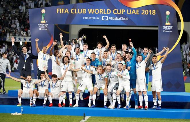 Los jugadores del Real Madrid levantan el título de campeones del mundo.