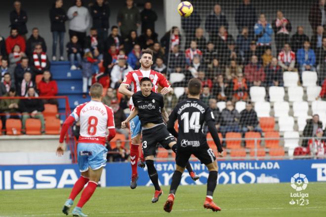 Nacho Méndez espera al remate de Djurdjevic en el duelo de la primera vuelta (Foto: LaLiga).