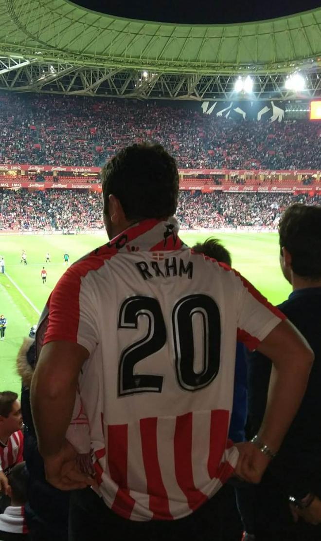 Jon Rahm asistió al partido ante el Valladolid en su asiento en el fondo sur de San Mamés.