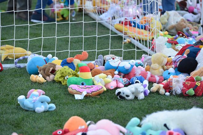 Peluches en el Villamarín (Foto: Kiko Hurtado).