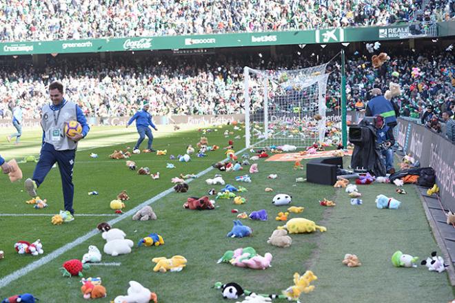 Peluches en el Villamarín (Foto: Kiko Hurtado).