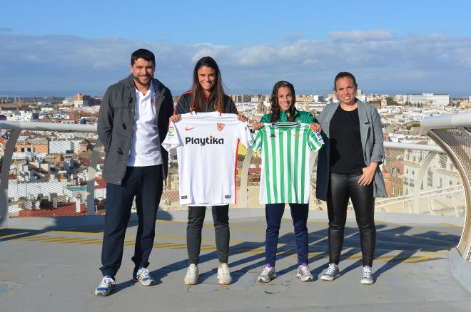 La foto de familia en la previa del derbi femenino Sevilla-Betis (Foto: Sevilla FC).