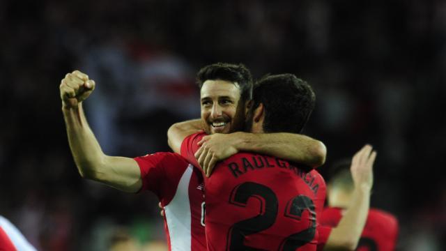 Aduriz y Raúl celebran un gol del ariete donostiarra. (Foto: LaLiga).