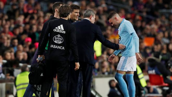 Iago Aspas retirándose lesionado del Camp Nou (Foto: Reuters).