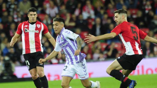Yeray Álvarez intenta frenar a Leo Suárez en el Athletic-Real Valladolid (Foto: LaLiga).