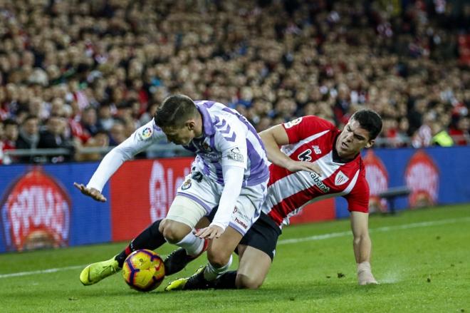 Capa pugna por un balón en el partido frente al Valladolid (Foto: EFE).