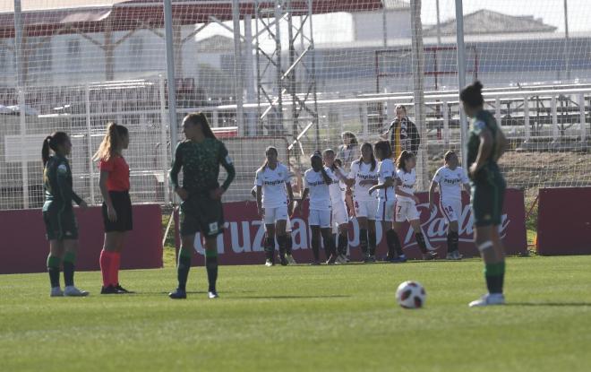 El Sevilla celebra el gol de Nagore en el derbi.