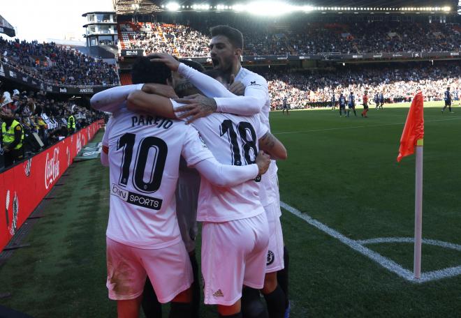 El Valencia celebra el 1-0. (Foto: David González)
