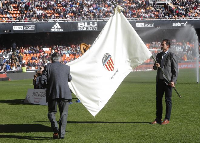 La bandera del Centenario en el Valencia-Huesca. (Foto: David González)
