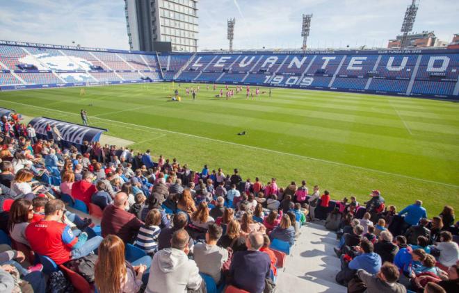 La afición en un entrenamiento en el Ciutat de València.