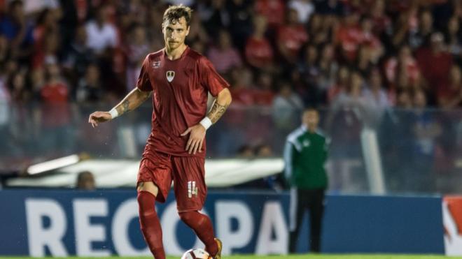 Amorebieta en un encuentro con Independiente.