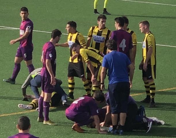 Dos jugadores son atendidos sobre el campo de San Jorge en el Santurtzi-Portugalete.