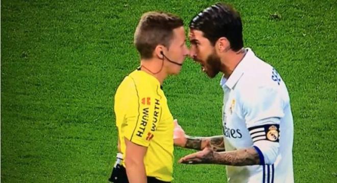 Sergio Ramos protesta a Hernández Hernández en un Barça-Madrid.