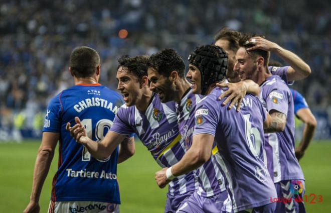 Los jugadores del Real Valladolid celebran un gol en Oviedo.