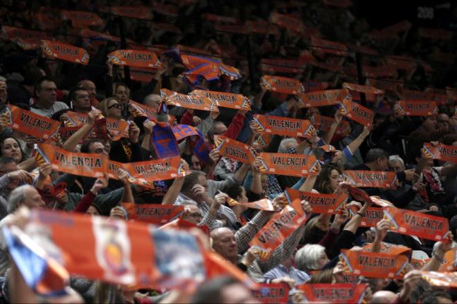 Afición del Valencia Basket en la Fonteta.