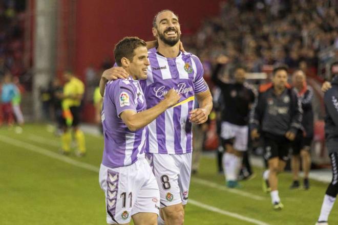 Hervías y Borja se abrazan tras un gol del Real Valladolid en Soria en la ida de la final del play off.