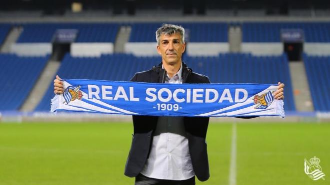 Imanol Alguacil posa con la bufanda de la Real Sociedad en su presentación (Foto: RSO).