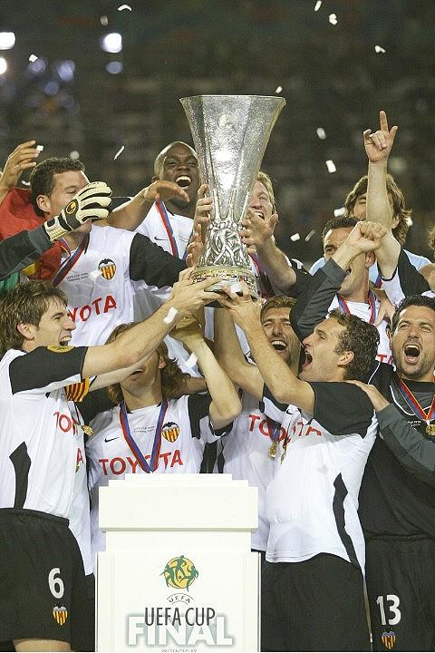 Campeones de UEFA 2004. (Foto: Valencia CF)