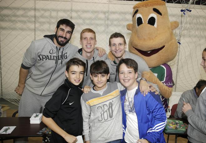 Dani Díez, Alberto Díaz y Waczynski, con tres pequeños y Chicui.