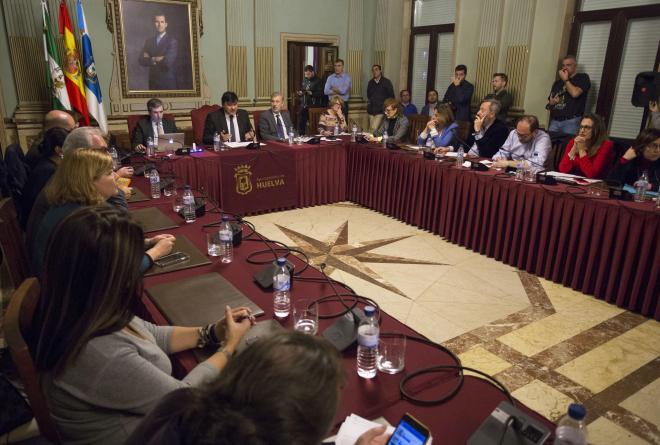 Instante de un pleno del Ayuntamiento de Huelva por el Recreativo.