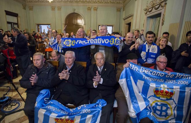 Aficionados del Recreativo en un pleno del Ayuntamiento.