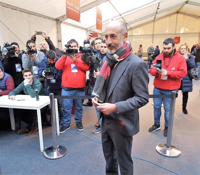 El entonces candidato a presidente Aitor Elizegi en el momento previo a su votación en Ibaigane (FOTO: DMQ Bizkaia).