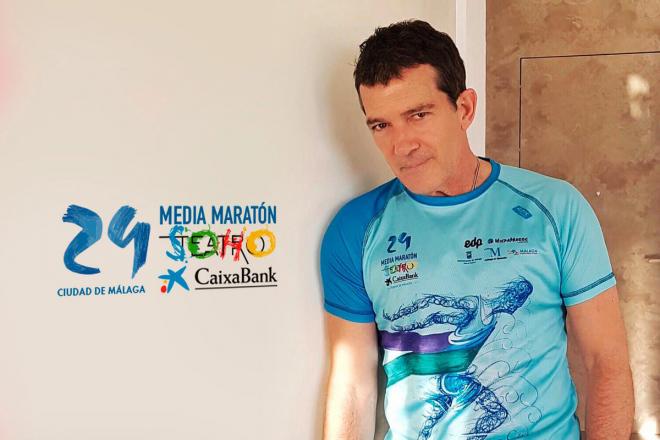 Antonio Banderas posa con la camiseta de la 29 Media Maratón Teatro Soho Caixabank Ciudad de Málaga.