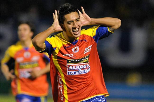 Carlos Daniel Hidalgo celebra un tanto con el Deportivo Pasto de Colombia.