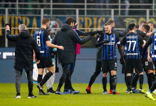 Los jugadores del Inter celebran la victoria ante el Nápoles de la Serie A.